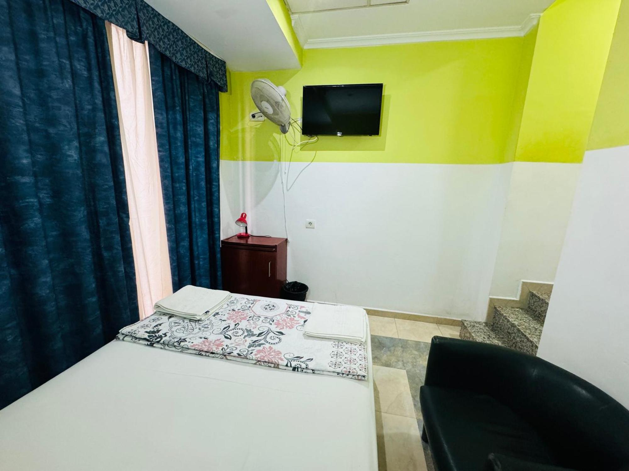 Hostal Mont Thabor Barcelona Eksteriør bilde